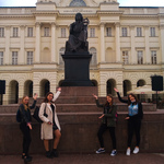 cztery uczennice przed pomnikiem Kopernika.jpg