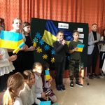 uczniowie klasy 3 SP 5 prezentują najważniejsze informacje, które zebrali o Ukrainie w ramach Dnia Integracji Słowiańskiej.jpg