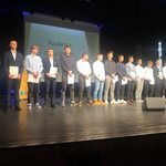 Mistrzowska drużyna piłki ręcznej z Piątki odbiera nagrody podczas Puławskiej Gali Sportu 2022r..jpg