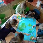 uczniowie klasy drugiej malują plakat przedstawiający naszą planetę.jpg