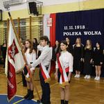 1. Społeczność szkolna śpiewa hymn Rzeczpospolitej Polskiej.jpg