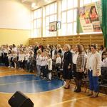 10. Społeczność szkoły podstawowej śpiewa hymn narodowy.jpg
