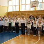 9. Uczniowie szkoły podstawowej śpiewają hymn.jpg