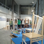 uczniowie zwiedzają ekspozycję_ na pierwszym planie artystyczne krzesło.jpg
