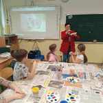 nauczyciel prezentuje słownictwo w języku niemieckim_ związane z budową kota_ oraz akcesoriów plastycznych.jpg