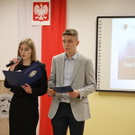 Uczniowie liceum przedstawiają program Katyń ocalić od zapomnienia.JPG