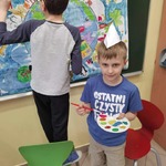 uczniowie wspólnie malują plakat przedstawiający planetę Ziemię.jpg
